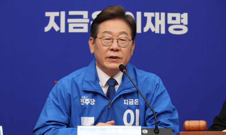 더불어민주당 이재명 대선후보가 28일 서울 여의도 국회에서 열린 최고위원회의에서 선거운동용 파란색 점퍼를 입고 발언하고 있다. 허정호 선임기자