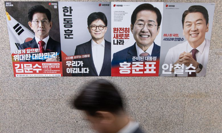 지난 23일 오전 서울 여의도 국회에 국민의힘 1차 컷오프를 통과한 김문수(왼쪽부터), 한동훈, 홍준표, 안철수 후보 포스터가 붙어 있다. 뉴스1