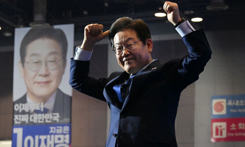 더불어민주당 대선 후보로 선출된 이재명 후보가 27일 경기 고양시 킨텍스에서 열린 '제21대 대통령선거 후보자 선출을 위한 수도권·강원·제주 경선 및 최종 후보자 선출 대회'에서 인사하고 있다. 연합뉴스