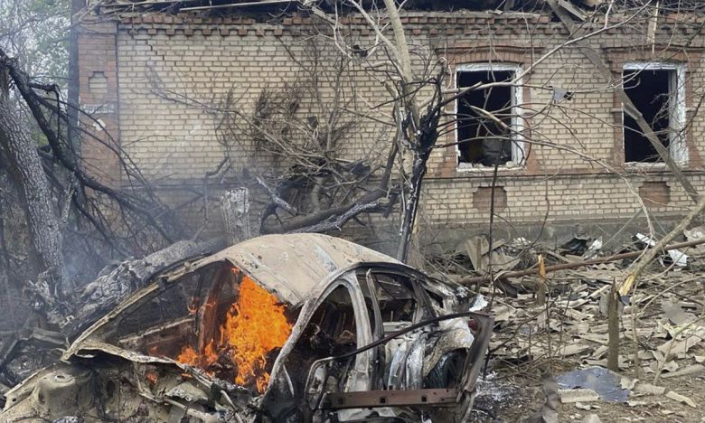 우크라이나 도네츠크 지역에서 28일 러시아군의 공습으로 파손된 한 주택 앞에서 자동차 1대가 불타고 있다. AP연합뉴스