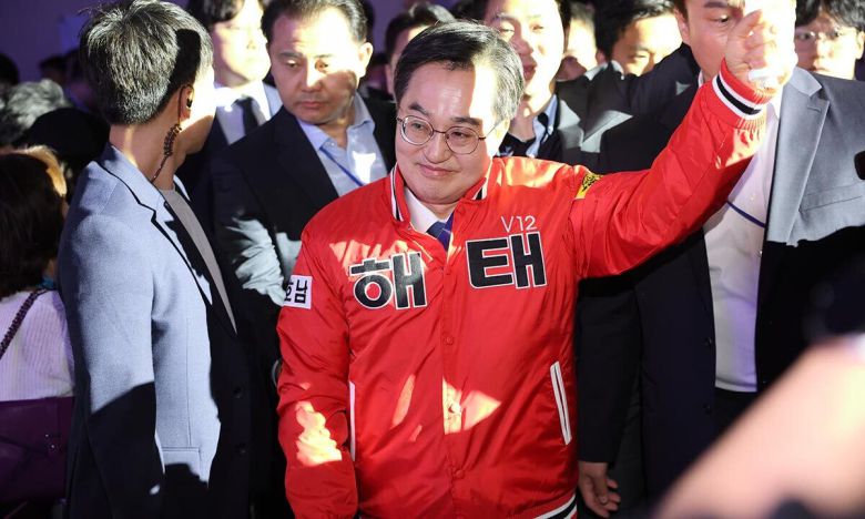 김동연 경기도지사가 민주당 경선 기간 광주지역 정견 발표에 앞서 옛 해태 타이거즈 유니폼을 입고 입장하고 있다. 김동연 캠프 제공