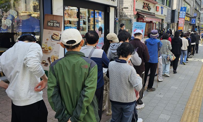 지난 26일 서울 시내 한 SKT 대리점에서 고객들이 유심을 교체하기 위해 줄을 서 기다리고 있다. 연합뉴스