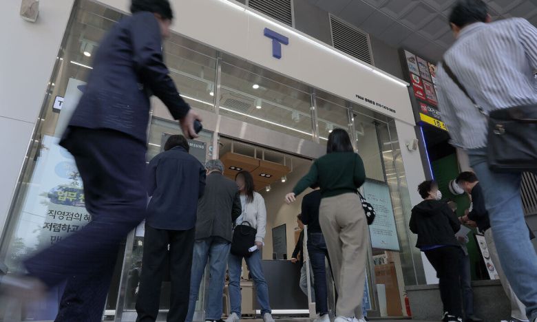 해킹 공격으로 가입자 유심 정보가 탈취된 SK텔레콤이 가입자 유심 무상 교체를 시작한 28일 오전 서울 종로구 T월드 매장 앞에서 고객들이 온라인 예약을 안내 받고 있다. 뉴스1
