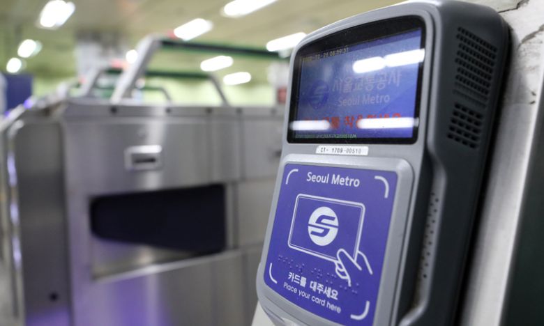 서울 종로구 지하철 종로3가역에서 시민들이 개찰구를 통과하고 있다. 뉴스1