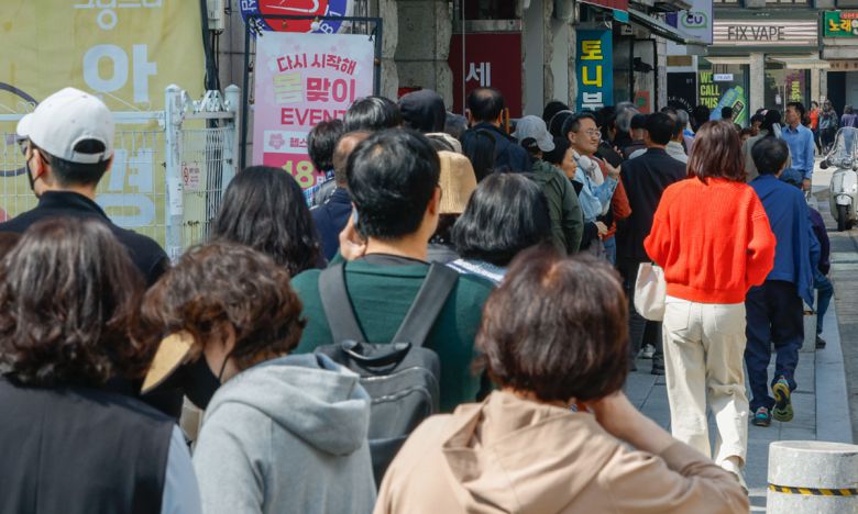 SK텔레콤 이용자 유심(USIM) 정보가 해커공격으로 유출되어 전국 T월드 매장 2천600여 곳에서 유심 무료 교체 서비스가 시작된 28일 서울 마포구의 한 T월드 매장에서 시민들이 유심 교체를 위해 줄을 서 있다. 최상수 기자