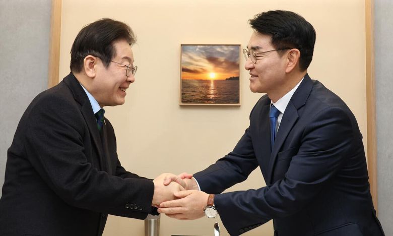 이재명 더불어민주당 대선후보(왼쪽)와 박용진 전 의원. 뉴시스