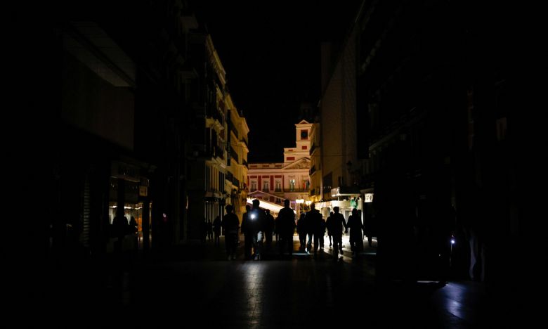 28일(현지시간) 스페인·포르투갈·프랑스 등 유럽 남서부 일대에 대규모 정전 사태가 발생해 주요 도시들이 암흑에 휩싸인 가운데 스페인 마드리드 도심에 사람들이 휴대전화 플래시를 손전등 대용으로 삼아 어두운 길을 비추며 걷고 있다. 마드리드=로이터연합뉴스