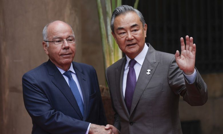 악수하는 브라질 외무장관(왼쪽)과 중국 외교부장. EPA연합뉴스