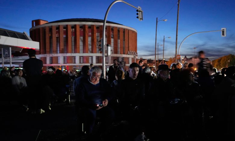 스페인과 포르투갈 등 이베리아반도 전역과 프랑스 남부 등에 대규모 정전이 발생해 주요 인프라가 마비됐다. AP연합뉴스