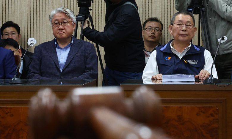 김정환 서울시버스운송사업조합 이사장(왼쪽)과 박점곤 전국자동차노동조합연맹 서울시버스노동조합 위원장이 지난 29일 서울 영등포구 서울지방노동위원회에서 열린 서울 시내버스 노사 조정 회의에 참석해 있다. 공동취재사진