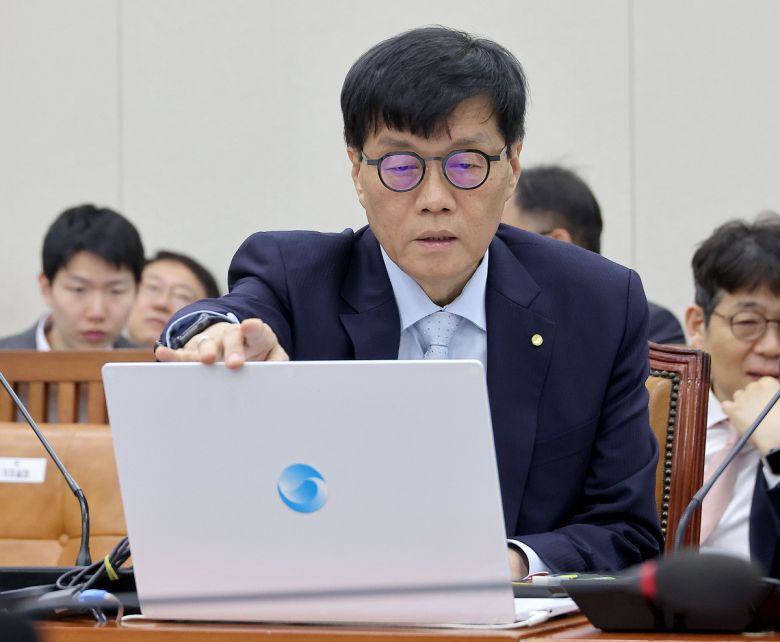 이창용 한국은행 총재가 30일 서울 국회에서 열린 기획재정위원회 전체회의에 참석해 회의를 준비하고 있다. 연합뉴스