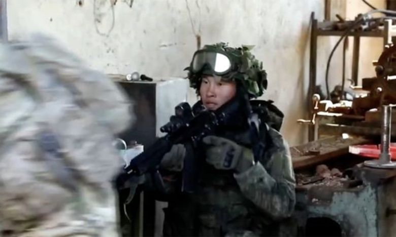 북한 병사가 러시아 쿠르스크 지역에서 러시아군과 함께 우크라이나군과 전투하는 모습. 로시스카야 가제타 동영상 캡처