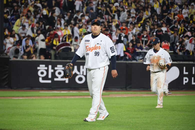 한화 류현진이 4회 초 LG트윈스의 공격을 끝내고 더그아웃으로 들어오고 있다. 연합뉴스