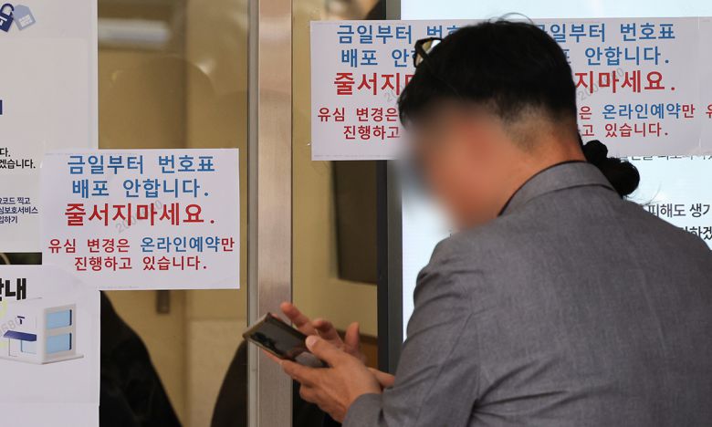 SK텔레콤 가입자 유심(USIM) 정보 해킹 사고 관련 유심 무료교체 서비스 사흘째인 30일 서울 시내 한 T월드 직영매장에서 한 고객이 온라인 예약 상담을 받고 있다. 뉴스1