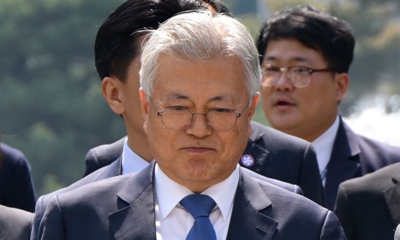 문재인 전 대통령이 25일 서울 여의도 국회 도서관에서 열린 4·27 남북 판문점선언 7주년 기념식에 참석하기 위해 본청에서 이동하고 있다. 뉴스1