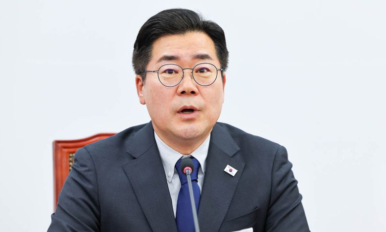 박찬대 더불어민주당 대표 직무대행 겸 원내대표가 29일 서울 여의도 국회에서 열린 원내대책회의에 참석해 모두 발언하고 있다. 뉴스1