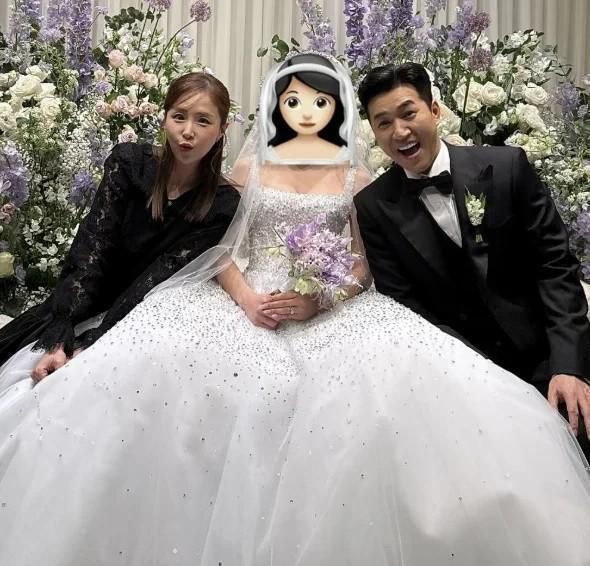 김종민의 결혼식에 참석해 인증 사진을 남긴 신지의 모습. 신지 인스타그램 캡처