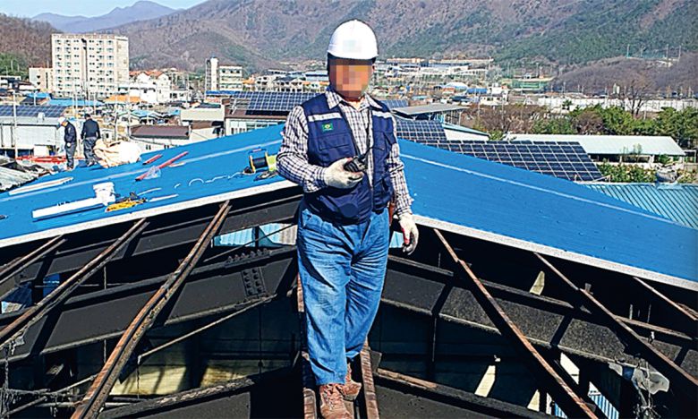 강효진씨 부친이 추락 사고 보름여 전 작업 중 가족에게 보낸 사진이다. 현장에 안전대, 안전망 등이 설치되지 않은 모습이다. 강씨 부친은 지난해 4월18일 사진 속 공사 현장에서 작업 중 추락해 숨졌다. 검찰은 강씨 부친이 소속된 A사 관계자에 대해 산업안전보건법 위반 등 혐의로 기소했다. 강씨 제공