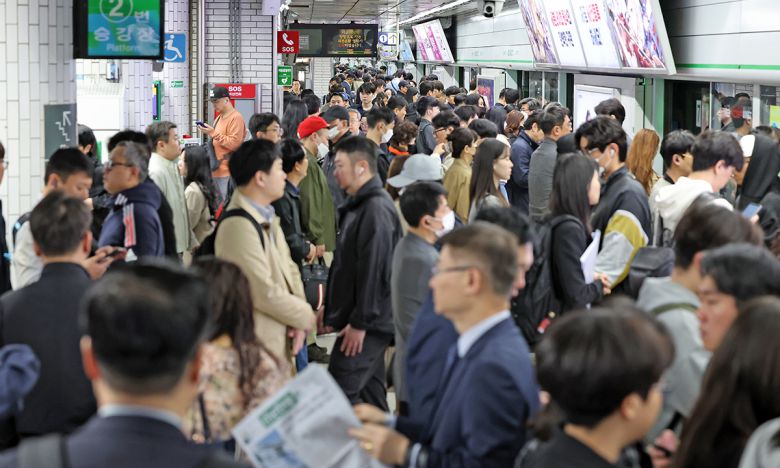 30일 서울 영등포구 신도림역이 출근길에 나선 시민들로 붐비고 있다. 뉴스1