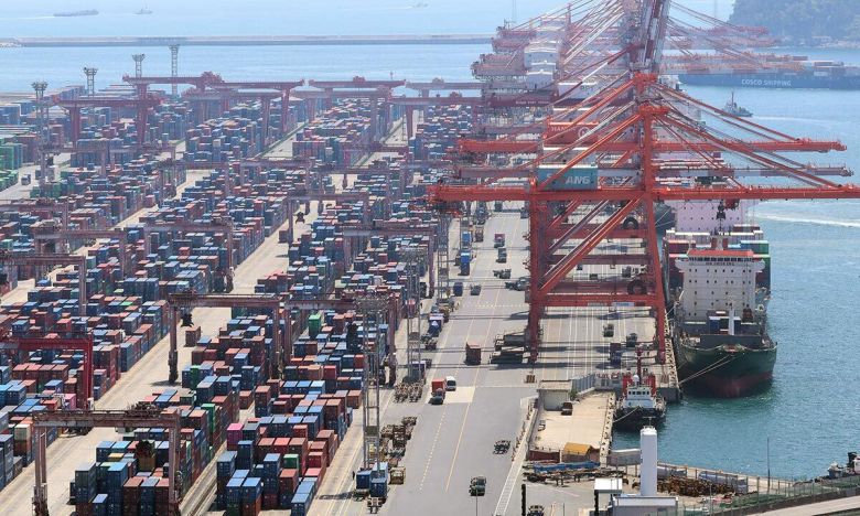 부산항 신선대부두에 컨테이너가 가득 쌓여 있는 모습. 연합뉴스