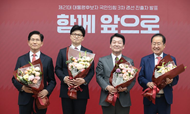 김문수, 한동훈, 안철수, 홍준표 국민의힘 대선 경선 후보가 29일 서울 여의도 중앙당사에서 열린 제21대 대통령후보자 선출을 위한 3차 경선 진출자 발표에서 결과 발표 후 꽃다발을 들고 기념촬영을 하고 있다. 뉴시스