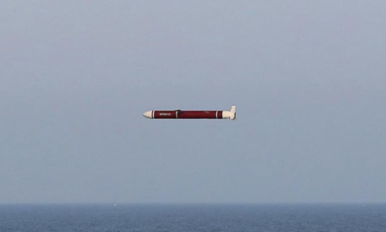 최현호에서 발사된 미사일이 날아가는 모습. 노동신문·뉴스1