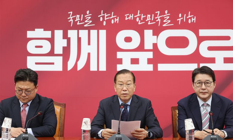 “법치의 철퇴” 국민의힘 권영세 비상대책위원장(가운데)이 1일 서울 여의도 국회에서 더불어민주당 이재명 대선 후보의 공직선거법 상고심이 유죄 취지로 파기환송된 것과 관련해 기자회견을 하고 있다. 연합뉴스