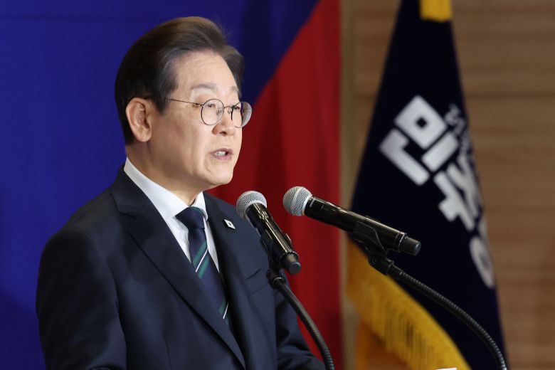 이재명 더불어민주당 대선 후보가 30일 서울 여의도 국회 의원회관에서 열린 더불어민주당 제21대 대통령선거 '진짜 대한민국' 중앙선거대책위원회 출범식에서 연설을 하고 있다. 뉴시스