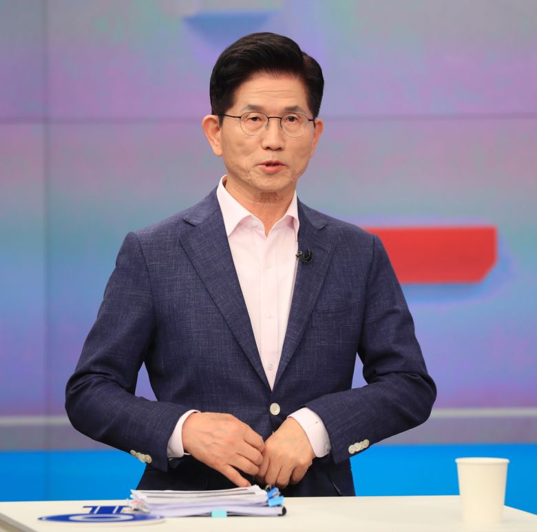 김문수 제21대 대통령 선거 국민의힘 경선 후보가 30일 오후 서울 중구 TV조선 스튜디오에서 열린 TV토론에 앞서 준비를 하고 있다. 국회사진기자단
