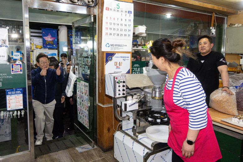 이재명 더불어민주당 대통령 후보가 1일 오후 경기도 연천군 전곡시외터미널 인근에 위치한 떡집을 찾아 인사하고 있다. 연천=뉴시스