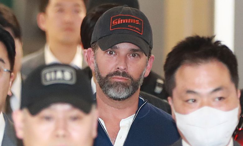 도널드 트럼프 미국 대통령의 장남 트럼프 주니어가 국내 재계총수와의 면담을 마친 후 30일 인천국제공항을 통해 출국하고 있다. 공동취재사진