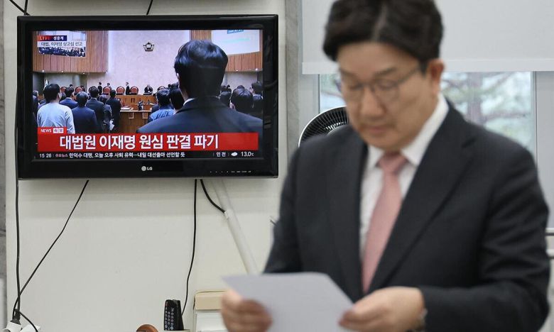 국민의힘 권성동 원내대표가 1일 서울 여의도 국회에서 더불어민주당 이재명 대선후보의 공직선거법 위반 혐의 사건에 관한 대법원 상고심 선고 후 브리핑하기 위해 밖으로 나오고 있다. 연합뉴스