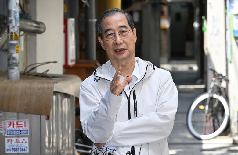 한덕수 전 국무총리가 2일 오후 서울 종로구의 식당에서 오세훈 서울시장과의 오찬 간담회를 마치고 백브리핑을 하고 있다.   공동취재