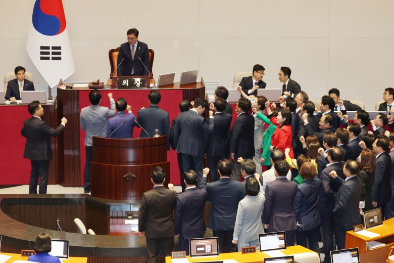 국민의힘 의원들이 1일 오후 서울 여의도 국회에서 열린 본회의에서 우원식 국회의장이 최상목 경제부총리 겸 기획재정부 장관 탄핵소추안을 상정하자 항의하고 있다.   뉴스1