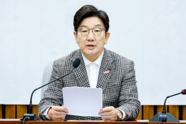 국민의힘 권성동 원내대표가 2일 국회에서 열린 원내대책회의에서 발언하고 있다. 뉴스1