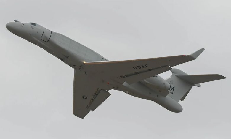 미 공군 전자전기 EA-37B가 활주로에서 이륙해 상승하고 있다. 세게일보 자료사진