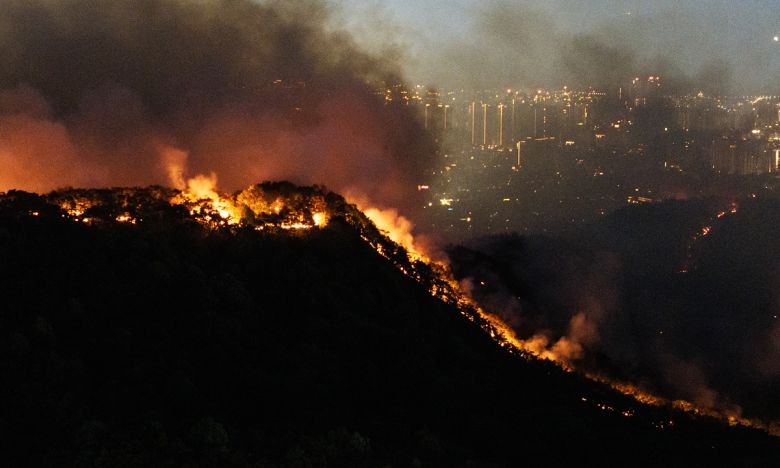 지난 4월 28일 오후 2시 1분께 대구 북구 노곡동 함지산에서 발생한 산불이 야간에도 확산하고 있다. 연합뉴스
