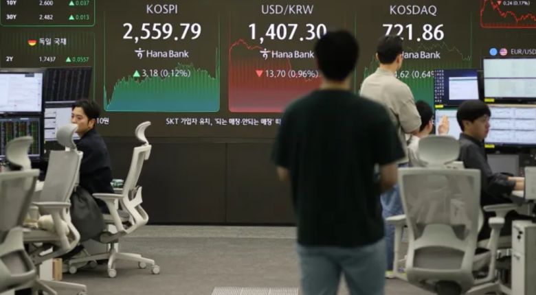 2일 서울 중구 하나은행 본점 딜링룸에서 직원들이 업무를 보고 있다. 연합뉴스