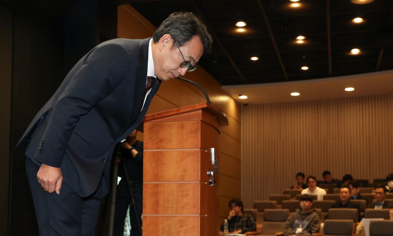 유영상 SK텔레콤 대표이사가 2일 서울 중구 SKT타워에서 열린 유심 정보 유출 관련 일일 브리핑에서 고개 숙여 사과하고 있다. 연합뉴스