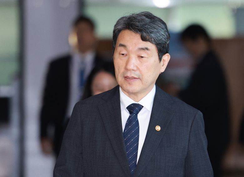 이주호 대통령 권한대행 부총리 겸 교육부 장관이 2일 서울 종로구 정부서울청사로 출근하고 있다. 대통령실통신사진기자단