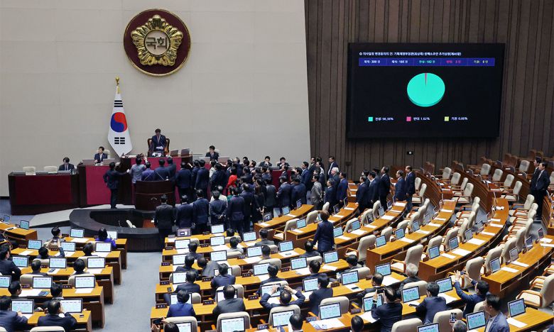 국힘 의원들 의장석 몰려가 항의 국민의힘 의원들이 1일 국회에서 열린 본회의에서 우원식 국회의장이 최상목 경제부총리 겸 기획재정부 장관 탄핵소추안을 추가 상정하자 항의하고 있다. 연합뉴스