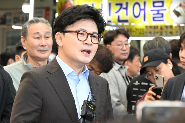 2일 오전 경남 창원시 마산어시장을 방문한 한동훈 제21대 대통령 선거 국민의힘 경선 후보가 취재진의 질문에 답하고 있다.   뉴시스