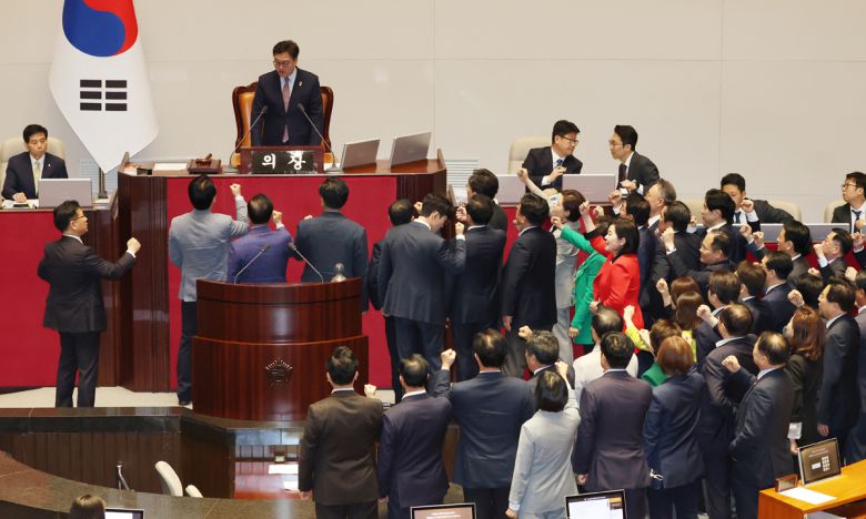 국민의힘 의원들이 지난 1일 서울 여의도 국회에서 열린 본회의에서 우원식 국회의장이 최상목 경제부총리 겸 기획재정부 장관 탄핵소추안을 상정하자 항의하고 있다. 뉴스1