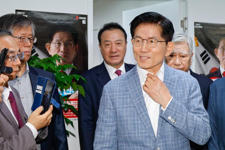 김문수 국민의힘 대선 경선 후보가 2일 서울 여의도 캠프에서 열린 청년정책 제안서 전달식에 참석하고 있다.   뉴스1