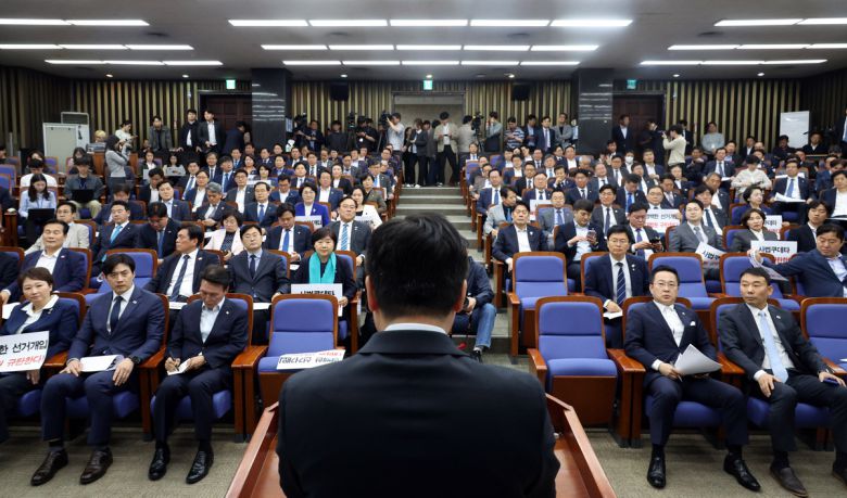 1일 오후 서울 여의도 국회에서 열린 더불어민주당 긴급 의원총회에서 참석자들이 박찬대 더불어민주당 대표 직무대행 겸 원내대표의 발언을 경청하고 있다.뉴시스