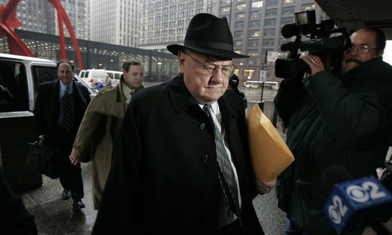 2006년 3월 조지 라이언 전 미국 일리노이주 주지사가 현직 시절의 뇌물수수 등 비리 혐의에 관한 재판을 받기 위해 법원에 출석하고 있다. AP연합뉴스