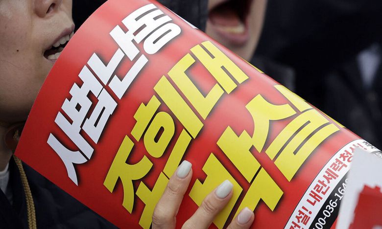 촛불행동이 3일 서울 서초구 대법원 인근에서 집회를 열고 대법원 규탄, 대선개입 중지를 촉구하고 있다. 뉴시스