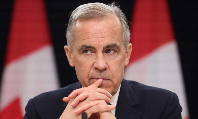 마크 카니 신임 캐나다 총리가 2일(현지시간) 총선 승리 후 처음 열린 기자회견 도중 잠시 상념에 잠겨 있다. AFP연합뉴스