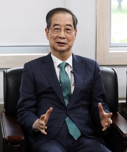 한덕수 무소속 대선 예비후보가 3일 서울 영등포구 헌정회에서 정대철 헌정회장을 예방하며 인사말을 하고 있다. 뉴스1