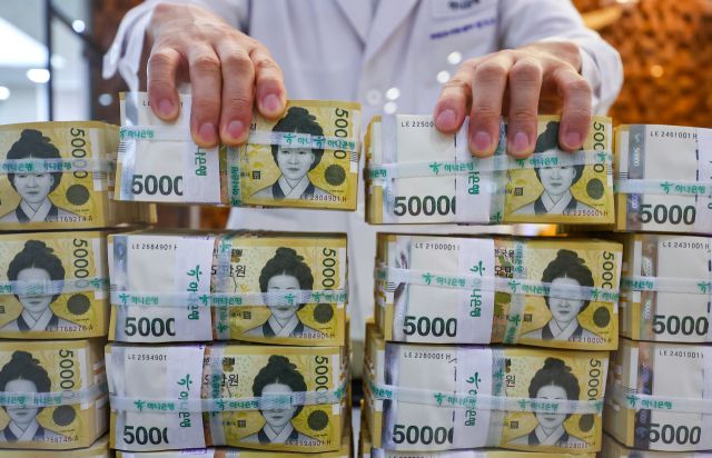 10억 원 넘는 고액 예금 계좌 수가 통계 집계 이래 처음으로 10만좌를 넘어섰다. 해당 계좌들의 전체 잔액도 처음으로 800조원을 돌파했다. 연합뉴스
